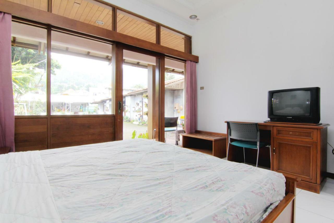 Villa Enggal Lembang Exterior photo