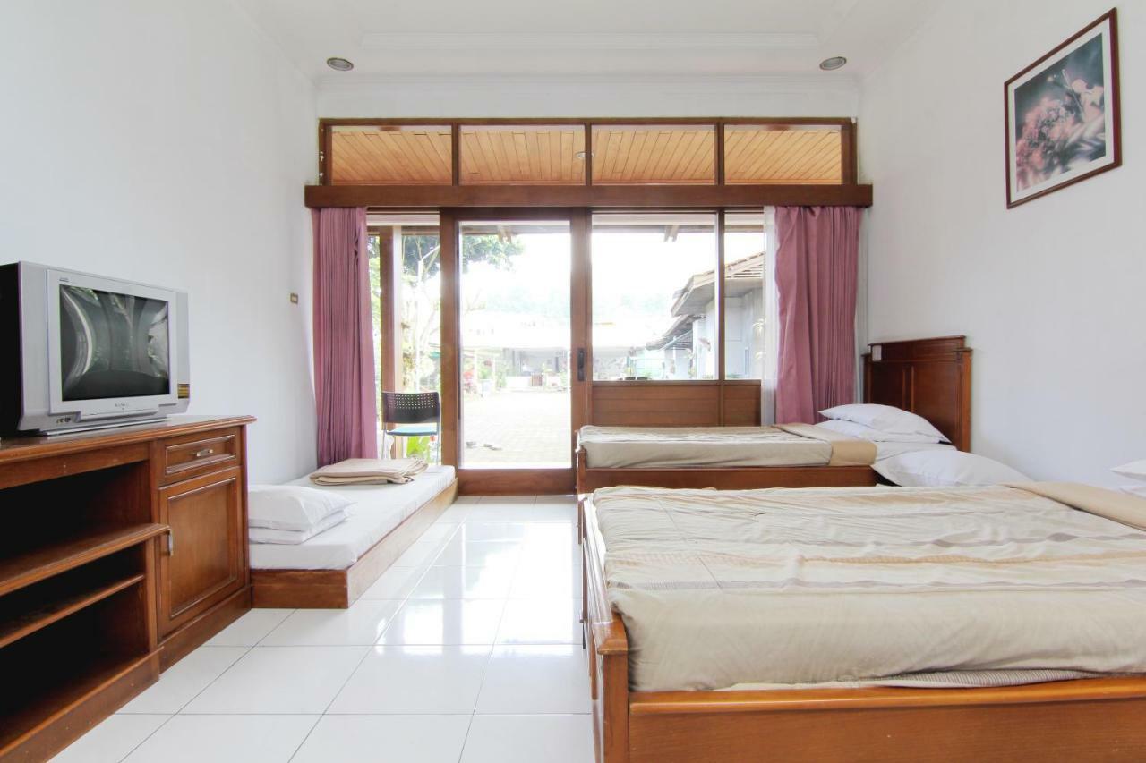 Villa Enggal Lembang Exterior photo