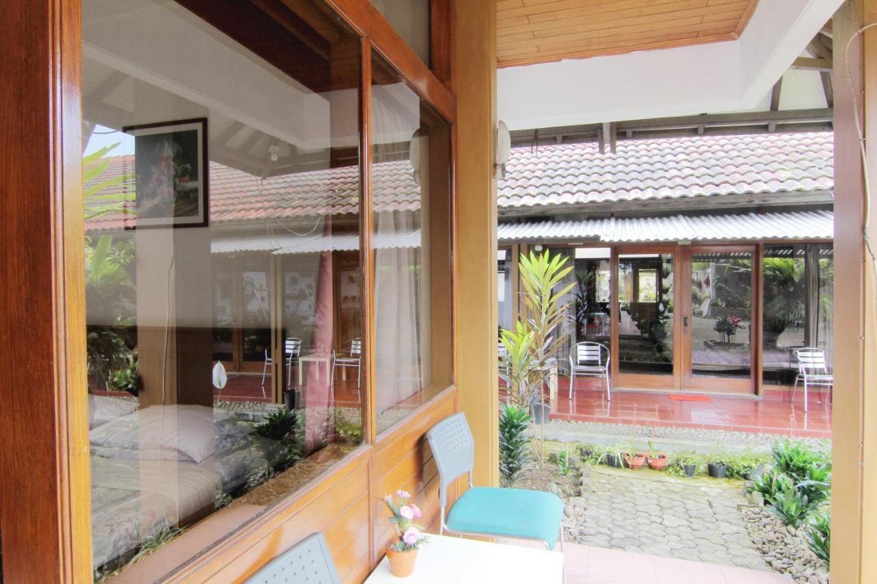 Villa Enggal Lembang Exterior photo